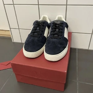 VALENTINO FLYCREW - Säljer dessa extremt snygga o eftertraktade Valentino flycrew i den hetaste färgen. Skick 9,5/10, alla nitar är kvar. Strl 39 men passar 40-40,5! 