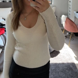 Tröja - Tunn stickad beige tröja, storlek s