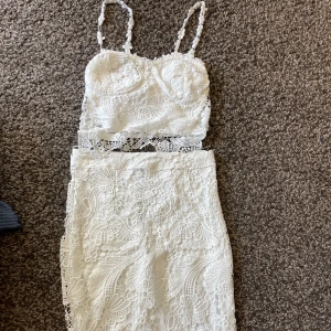Vit set spets  - Vit spets set. Dragkedja på kjolen sönder, därmed billigt pris. Superfin. Storlek står ej skulle säga S