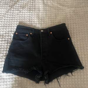 Säljer dessa Levis 501 jeansshorts då dem inte kommer till användning🌷i bra skick, storlek 27 (passar en storlek S), frakt tillkommer🌸