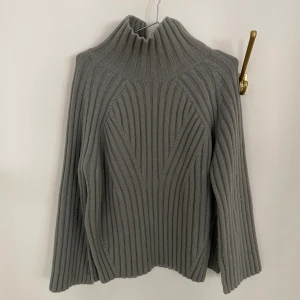 Stickad mock-neck tröja HM - Jättefin mock-neck tröja från HM med slit på sidorna. 