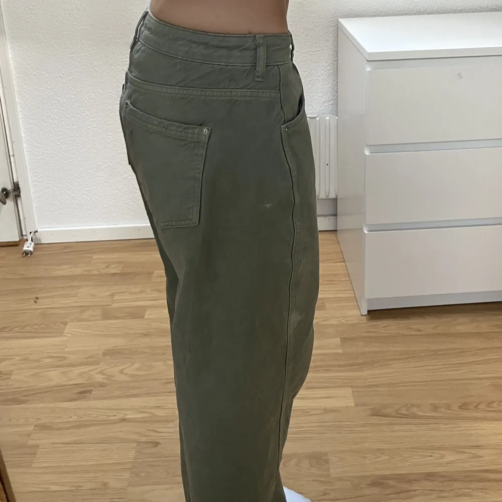 Grågröna mom jeans köpta från Zara. Knappt använda och i super skick. Storlek 40 men skulle säga S. Jeans & Byxor.