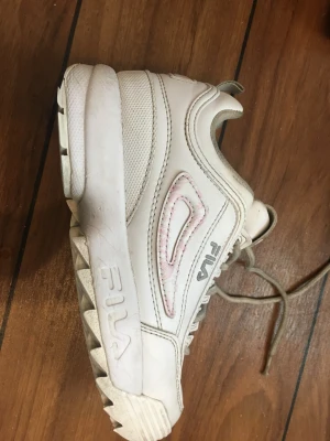 Fila skor  - Med någon rosa detalj skriv till mig🌸🌸
