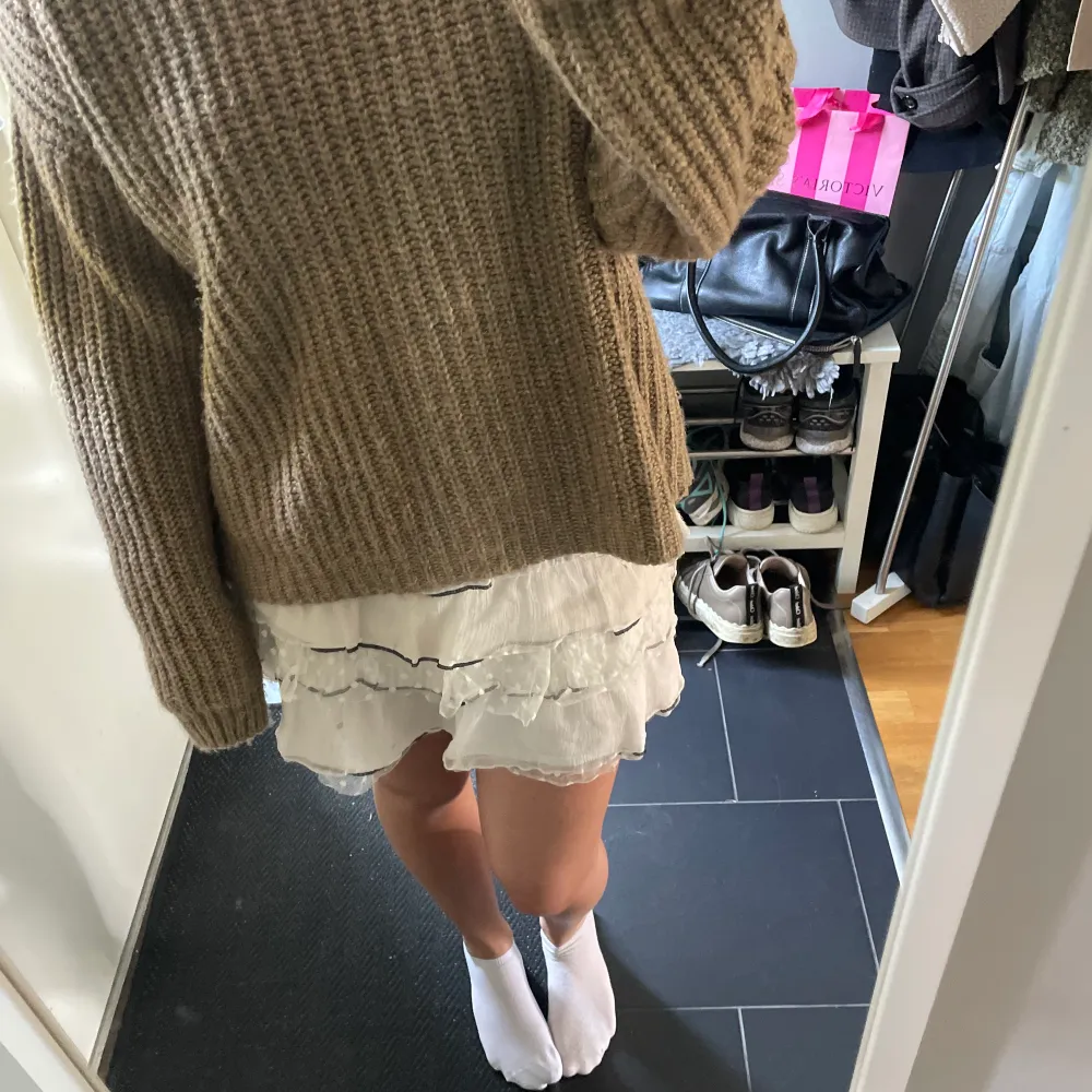Stickad tröja från NA-KD. Storlek xs men skulle säga att det är en S. Inte alls stickig och passar jättebra till en kjol nu i sommar. . Stickat.