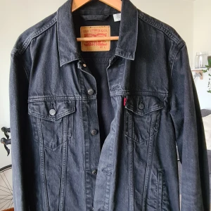 Levis jenasjacka svart - Bra skick. Retro. Perfekt för sommaren.