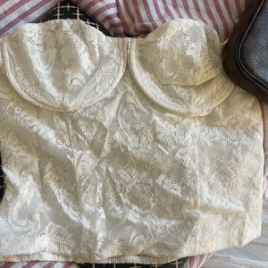 Bekväm korsett i spets  - En typ av korsett men utan spänne, väldigt bekväm 