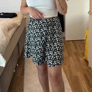 Kjol  - En blommig kjol i storlek S. Lapp är kvar. 