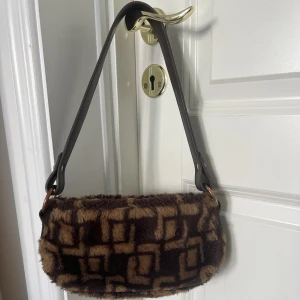 Väska - Fin fluffig väska🤎