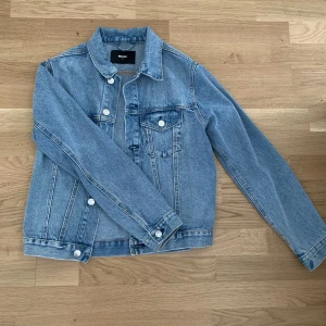 Jeansjacka  - Bekväm och snygg jeansjacka.  Perfekt i storleken. Aldrig använd därav inga skador på jackan.