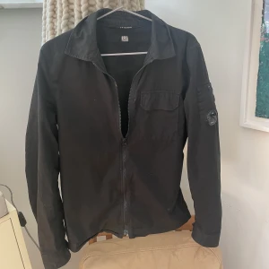 Cp company - Svart cp company overshirt  Storlek S Använd men bra skick!