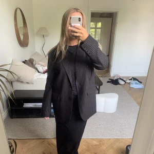 Kavaj - Svart randig kavaj med glittersträck