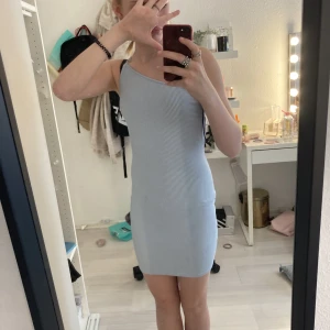 Fin blå klänning  - Fin blå klänning från h&m! Säljs för 75kr. Klänningen är i storlek xs.