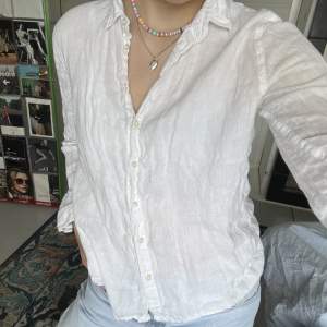 Säljer denna vita superfina linneskjortan perfekt till sommaren 🌼🌞