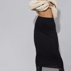 Pretty Little Thing kjol - En jättefin svart långkjol som jag tyvärr inte kan ha💗 Endast testad med prislapp kvar💖