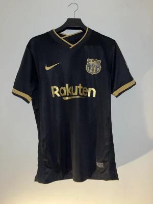 Fotbollströja Barcelona De jong #21 - Barcelonas bortaställ säsongen 2020/21 Med F. De Jong 21 på ryggen. En väldigt snygg tröja i nyskick. Storleken Är M 