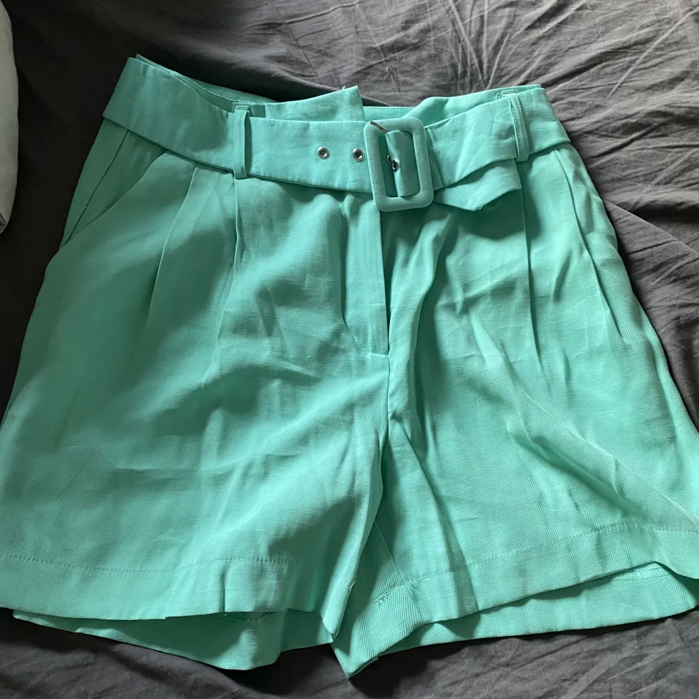 Gröna shorts men skärp i midjan. Shorts.