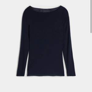 Superfin och bekväm tröja från intimissimi!  Kommer tyvärr aldrig till användning och väljer därför att sälja den!💙 (då många ville köpa skapa jag en budgivning! köp direkt för 350!)