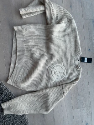 Helt Ny Vicinity Knit Tröja - Helt ny vicinity tröja som tyvär var lite för stor, perfekt skick och perfekt till sommarkvällar. Skriv för frågor!