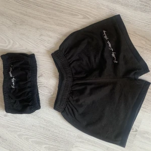 Prettylittlething mjukis set - Säljer detta set av shorts och tube top frpn prettylittlething