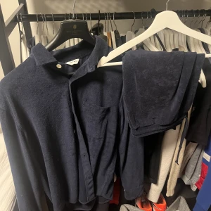 Frotté set - Säljer detta snygga frotté set från East West. Köp båda för 800 eller skjortan för 550kr och shortsen 350kr Båda är i storlek M och är i väldigt bra skick 