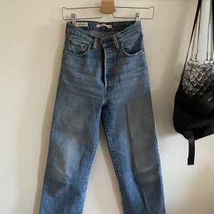 Levi’s jeans - Levis’s jeans i storlek w24. Modell ribcage straight. Fint skick! Passar mig precis, men en aning för små i midjan. Jag är 157cm. Nypris runt 1000kr. 