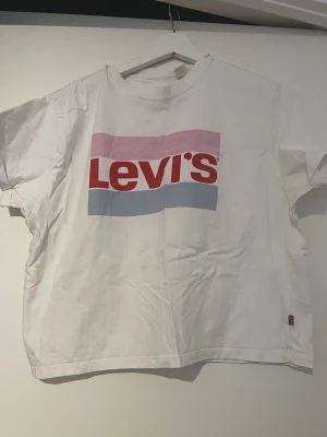 Levis T-shirt  - Använd en gång, storlek S, finns i Göteborg men kan även frakta.