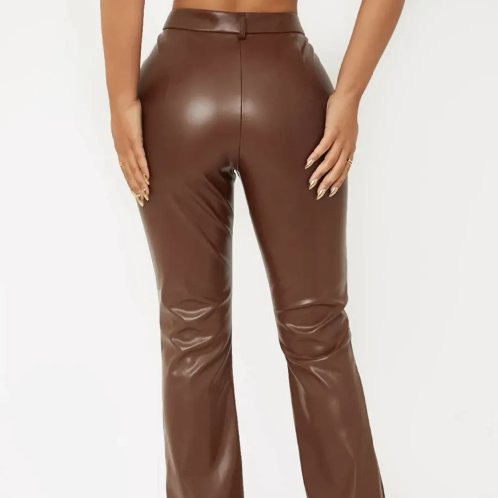 Oanvänd skinnbyxor i storlek M. I färgen chokladbrun. Jeans & Byxor.