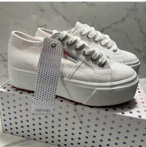 Superga Fantasia - Säljer dessa supersnygga sneakers från Hailey Biber kollektion. Strl 38, skorna är helt oanvända och nya.