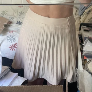 Beige kjol - Din beige kjol från SHEIN som inte kommer till användning, aldrig använd! 