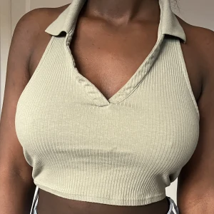 Khaki färgad topp  - Super söt topp som är helt oanvänd.  Skriv för intresse! 