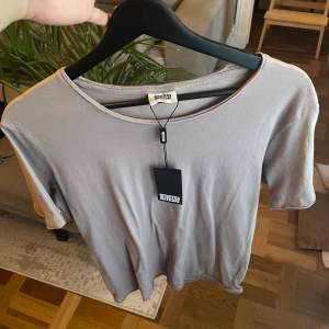 Beige/grå tshirt med djup krage helt ny med prislapp köpt för 15euro~175kr
