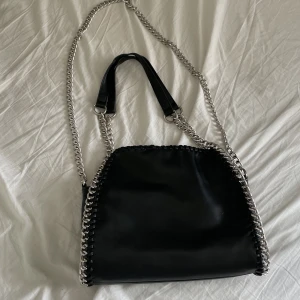 Väska  - Köptes här på Plick men använder  Köptes här på Plick för ca 400 men används inte längre men jättefint skick! Skriv om du har fler frågor elr om intresse!