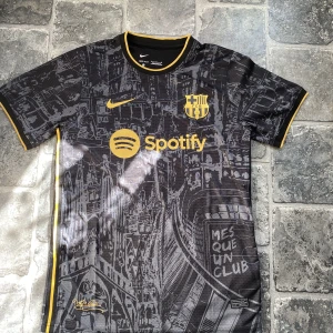 Barcelona Fantasi fotbollströja  - ⚽️⭐️Barcelona Fantasi tröja⭐️⚽️ Sjukt snygg och sällsynt fotbollströja i nyskick!⭐️ Ställ gärna frågor om ni undrar något🤝