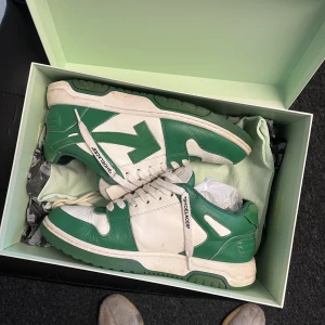 Off White ”out of office” Green Arrow - Säljer dessa Off White skor Size: 41 Cond: 7/10 Pris: 2500:-  Skriv för fler bilder eller frågor 😁  150+ referenser 