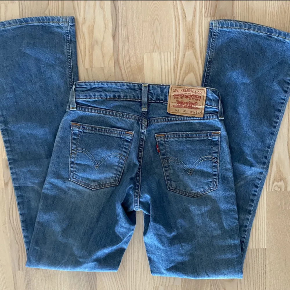 Följ mig gärna då jag lägger upp liknande plagg 🌼Säljer dessa skit snygga bootcut Levis jeans i storlek 26w 32L. de är 33 i midjan, 80 i innerbenet och 22 i bootcut. Skriv gärna om du har frågor ❤️. Jeans & Byxor.
