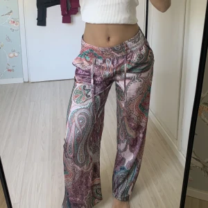 Färgglada byxor - Ett par tunna, sköna och färgglada byxor som är perfekta till sommaren. Har väldigt långa byxben, märket är Zara. Har vikt ner byxorna i midjan på bilderna. Passar en xs-s. 💓