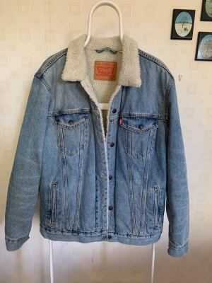 Levi’s jacka XL - Levi’s jacka i fint skick, använt fåtal gånger.