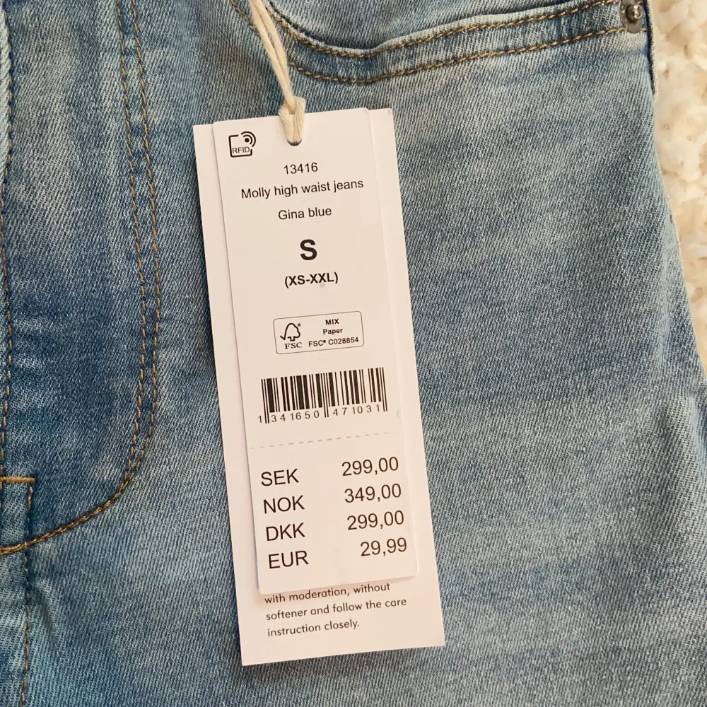 Skinny Jeans i modellen MOLLY från ginatricot i storlek S❣️Aldrig använda och har prislappen kvar. Köpt för 299 kr och säljer för 150+frakt❣️. Jeans & Byxor.