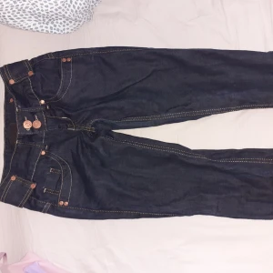 Jeans - Två par jeans dom mörka är från gina använda 1gg men va för små o är frpn fb sisters. dom ljusa är sjukt sköna och använda men i jättebra skick. 