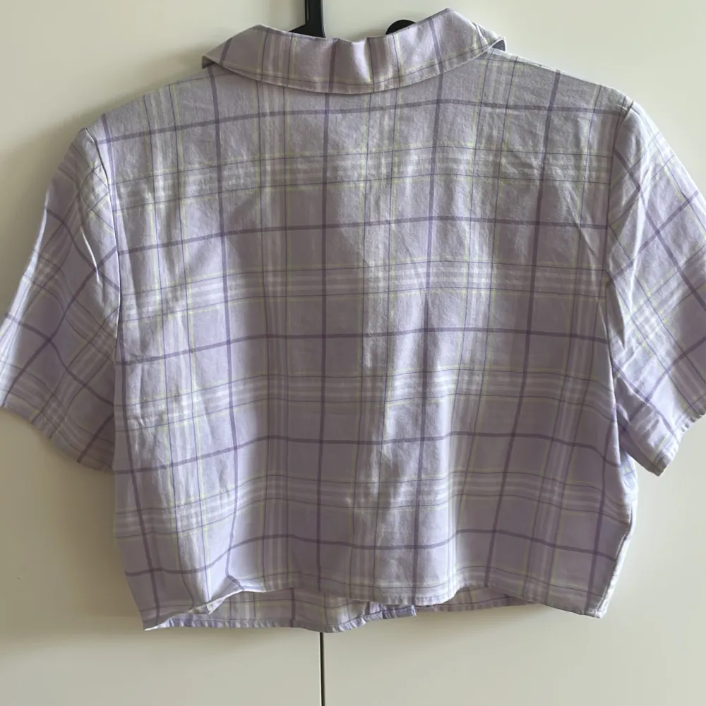 Lilarutig croppad skjorta från H&M 👚Nypris: 149kr 👚Aldrig använd 👚Stl 38 men lite liten i storleken 👚. Skjortor.