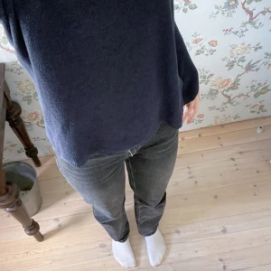 Svarta jeans - Svarta jeans på Zara🙌 Jeansen har inga defekter och är straight leg💓