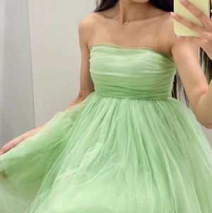 Klänning  - Klänning från Ginatricot i strl M. Helt oanvänd och jättefint matrial. Ordinarie pris 899kr. Säljer för 600kr.