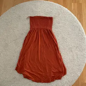 Orange/rostfärgad bandå klänning - Storlek L - Ordinare från Gina Tricot - Köparen betalar för frakt - Inga returer - Betalning via köp direkt 