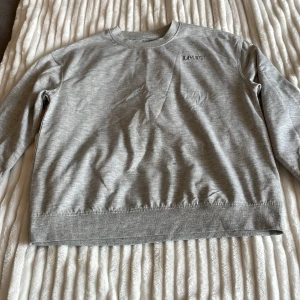 levis tröja  - grå levis tröja andvänt 1-5 gånger!