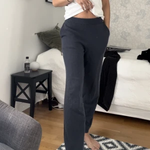 MJUKISBYXOR HM - Supersköna mjukisbyxor från HM som är kashmirliknande💓 Sitter superfint och knappt använda!