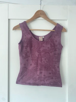 Lila paisley linne - Jättefint lila linne från indiska. Det står storlek M, men har sytt in det så att det passar xs/s, därav lägre pris också. 