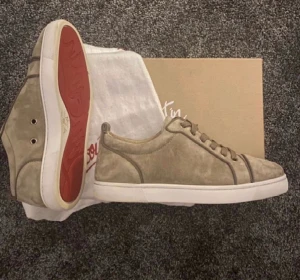 Christian Louboutin  - Säljer dessa Christian Louboutin i otroligt bra skick skulle nästan sägs nyskick! Storlek 39 men sitter som 40,5 självklart äkta och allt og med följer 