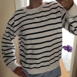 Hoodie - Säljer min svartvit-randiga sweatshirt från hm då jag vuxit ur den💘den är superbekväm och rekommenderar för någon att ha en lite kyligsommarkväll då den inte är allt för varm💕