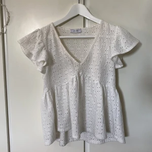 Sommar topp - Jätte fin sommar topp från Pink Woman köpt i en butik i Grekland. Säljer då den inte kommer till användning längre🥲💗