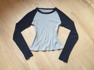 Långärmad tröja - Köptes från brandy melville i england, gjort av 100% bomull storlek S, kan posta eller mötas upp i stockholm men köparen står för frakten ifall den ska postas❤❤ 